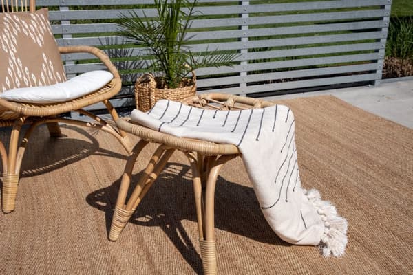 Ella lounge chair med fotskammel natur, offwhite.