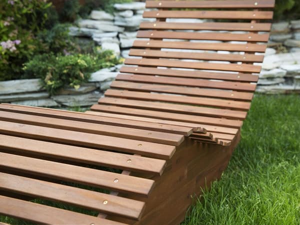 Solseng Lett Akasietre Lamelldesign Gyngefunksjon Buet Form Hagesolseng
