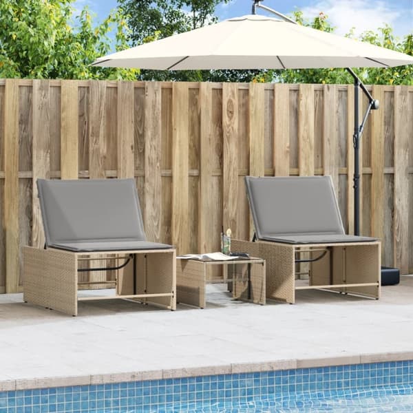 vidaXL Solsängar 2 st med bord beige konstrotting