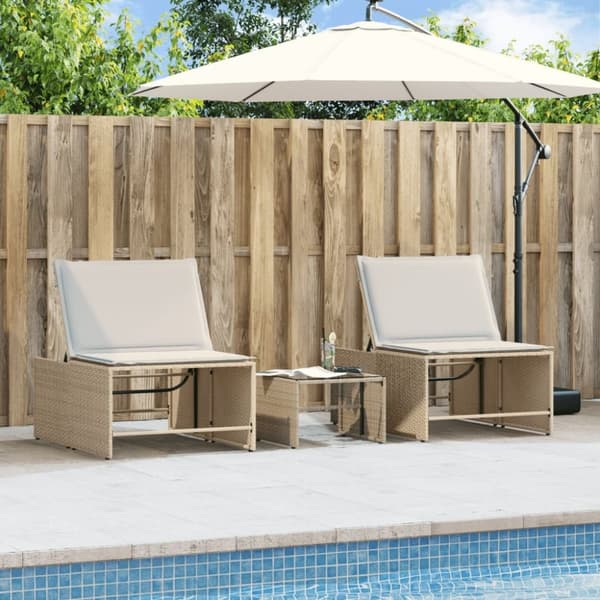 vidaXL Solsängar 2 st med bord beige konstrotting