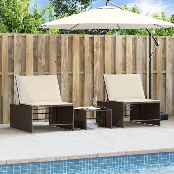 vidaXL Solsängar 2 st med bord brun konstrotting