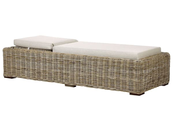 Strandhavestol i naturlig rattan med gråbeige hynder i boho-stil, traditionel udendørs terrasse