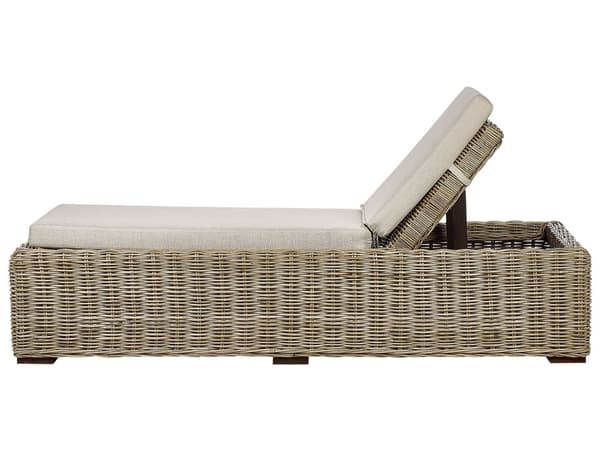 Strandhavestol i naturlig rattan med gråbeige hynder i boho-stil, traditionel udendørs terrasse