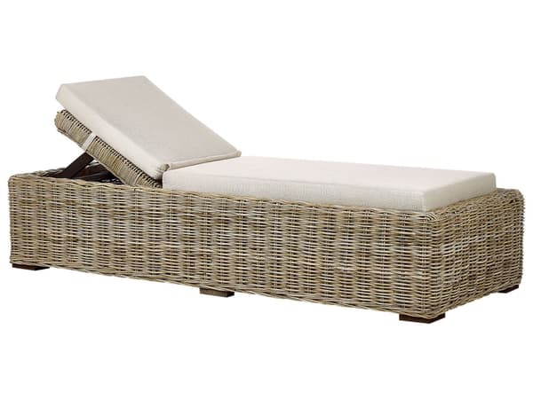 Strandhavestol i naturlig rattan med gråbeige hynder i boho-stil, traditionel udendørs terrasse