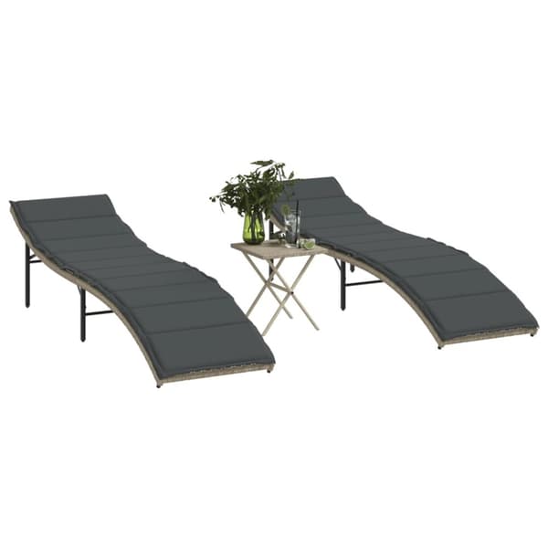Solsängar 2 st med bord ljusgrå konstrotting