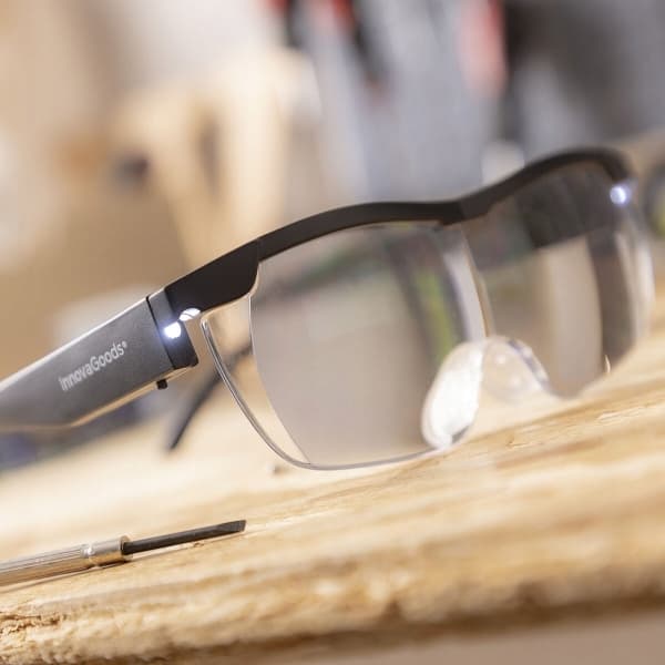 SUURENNUSlasit Tarkkuuspäähän kiinnitettävät MAGNIFYING lasit LED-valaistus INNOVAGOODS