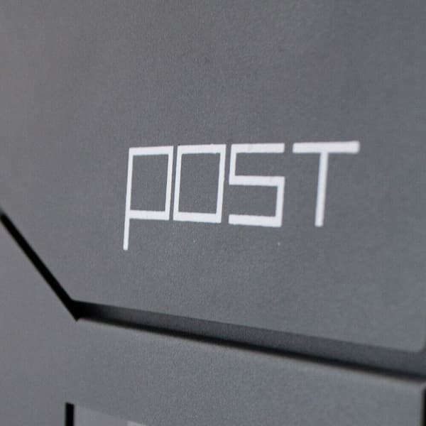 En modern POST-brevl?da med tidningsh?llare f�r annonser och flygblad