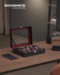 Pikkukuva 2 / 5: Rootz Watch Box - Musta PU-kansi - Viininpunainen samettivuori - MDF-materiaali - Lasikansi - 20,2 cm x 25,5 cm x 7,8 cm - 0,9 kg