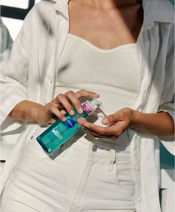 NIVEA DERMA SKIN CLEAR Rensende ansigtsgel mod ujævnheder 150 ml