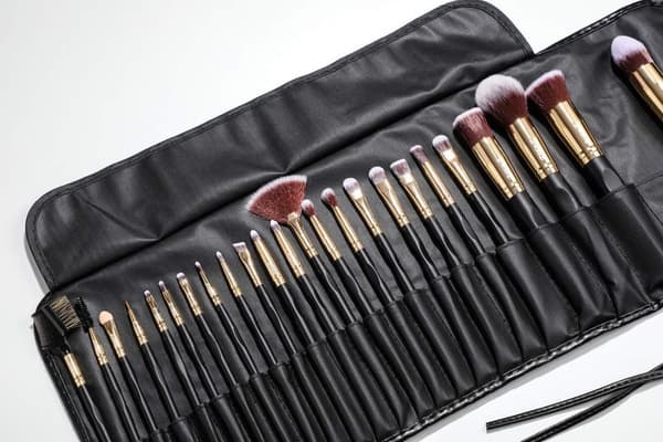 24 stk. profesjonelle og eksklusive sminkekoster i etuier Black / Gold
