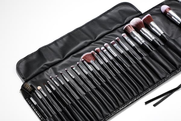 24 stk. professionelle og eksklusive make-up børster i etuier Black / Silver