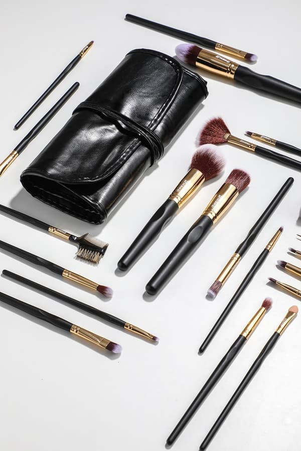 24 stk. professionelle og eksklusive make-up børster i etuier Black / Silver