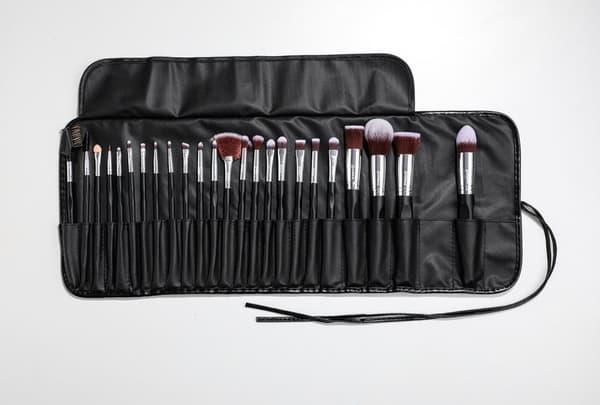 24 stk. professionelle og eksklusive make-up børster i etuier Black / Silver