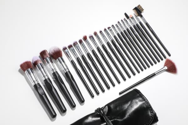 24 stk. professionelle og eksklusive make-up børster i etuier Black / Silver
