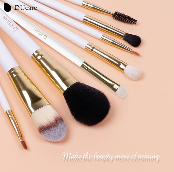 Elegant borstset fr�n DUcare i 8 delar inklusive v�ska