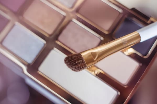 PAGANO Vinklad ögonmakeupborste med ponnyhår
