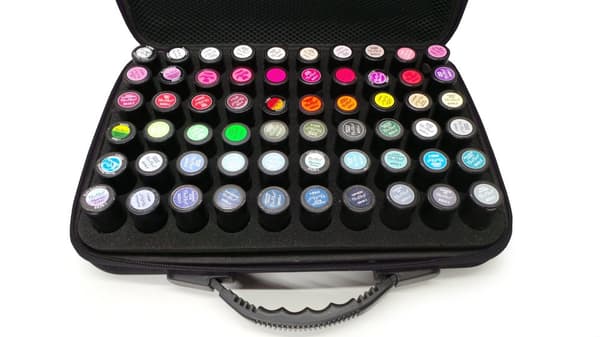 Resväska, förvaringslåda för 60 nagellack, etui. Svart låda