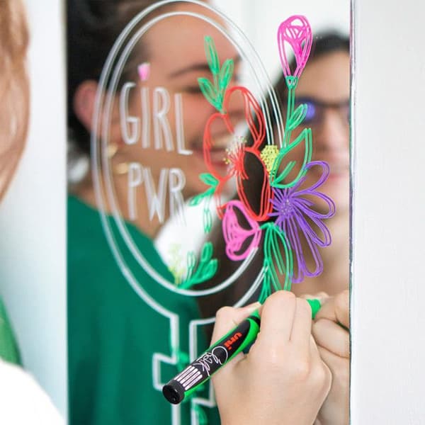 Krita med flytande krita - Uni-Ball - Medelspets - Förpackning med 4 - Regntålig - Kan suddas ut
