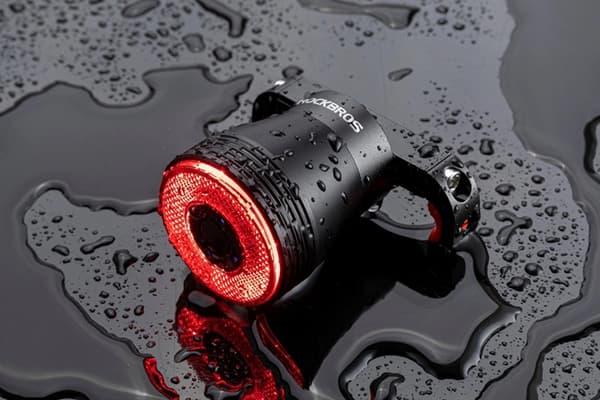 Rockbros Q5 Bakre Cykelljus Med Intelligent Stoppsystem - Svart