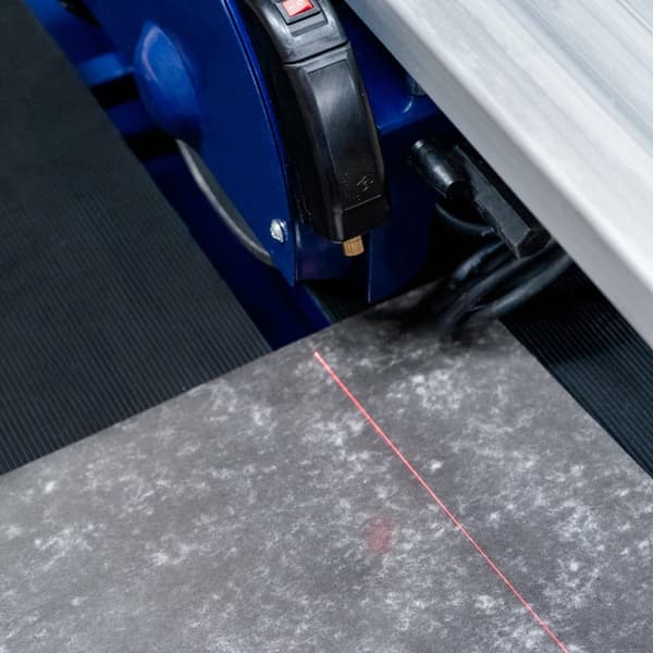 Fliseskærebænk med vandkøling 720 mm bordlaserskæreguide Diamantklinge Robust 800W motor Ekstra klinge 0-45° vinkelskæring DIY & professionel brug
