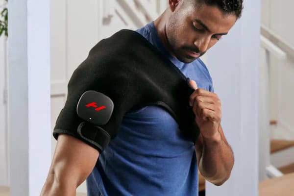 Hyperice Venom 2 vibrerende og varmende ærme til venstre arm