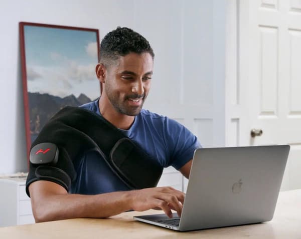 Hyperice Venom 2 vibrerende og varmende ærme til venstre arm
