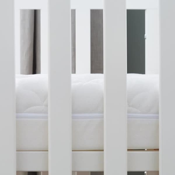 P'tit Lit - Luftkonditionerad babymadrass - 60x120 cm - 1 sval sommarsida / 1 vadderad vintersida - Antikvalster - Avtagbart överdrag - Oeko