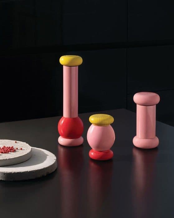 Alessi - ES18 2 - Totem Domestici - Salt-, peppar- och kryddkvarnsdesign i bokträ, rosa, rött och gult