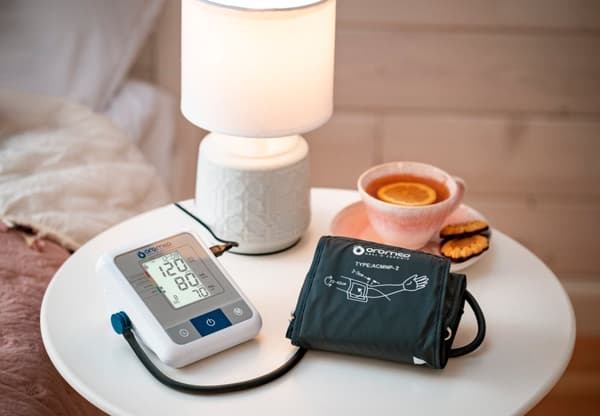 Oromed ORO-N1 BASIC USB elektroninen olkavarren verenpainemittari + virtalähde