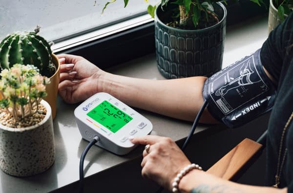 Oromed ORO-BP3 elektronisk baggrundsbelyst USB-blodtryksmåler for overarm + strømforsyning