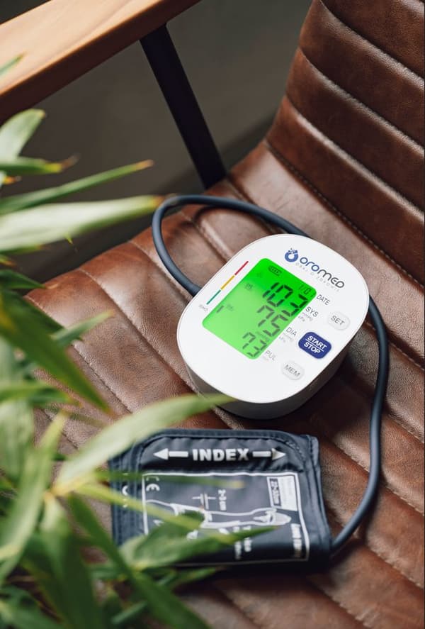 Oromed ORO-BP2 elektronisk baggrundsbelyst USB-blodtryksmåler for overarmen