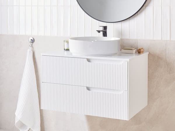 Badrumsskåp Vägghängt Vit MDF 80 x 52 cm Räfflad Framsida med 2 lådor Förborrade Hål Elegant Design Badrum