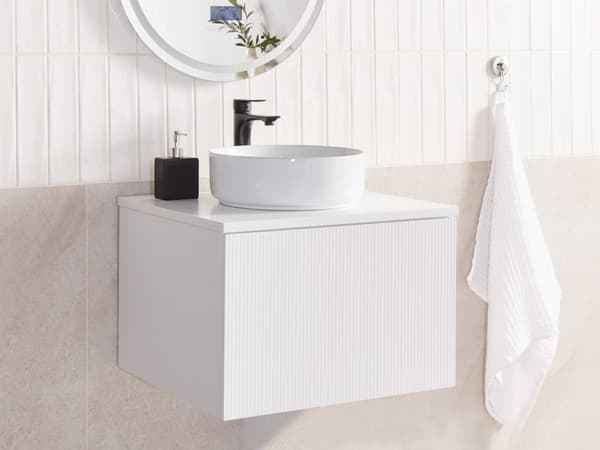 Badrumsskåp Väggmonterat Vit MDF-stomme 60 x 52 cm Räfflad Front med 1 Låda Förskuret Hål
