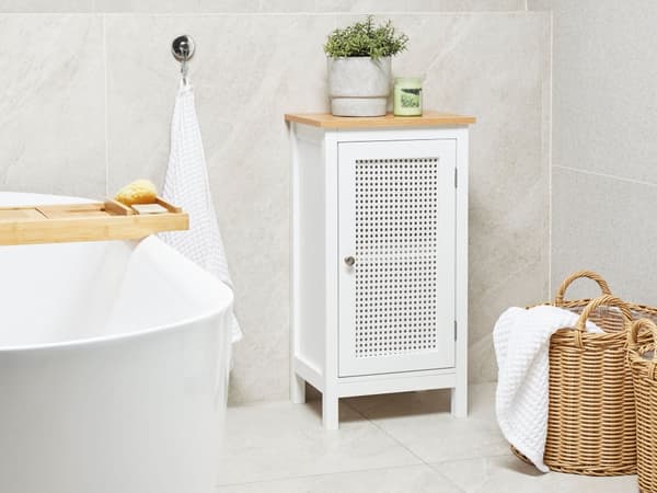 Badrumsskåp Vit MDF 30 x 75 cm Högt med Hyllor och Perforerade Dörrar Förvaring Badrum