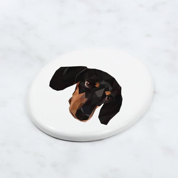 Korthårig tax - en bricka med ett foto och en geometrisk inskription av Art-Dog