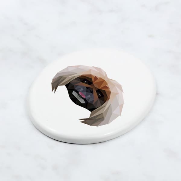 Pekingeser - en flise med et foto og en geometrisk inskription af Art-Dog