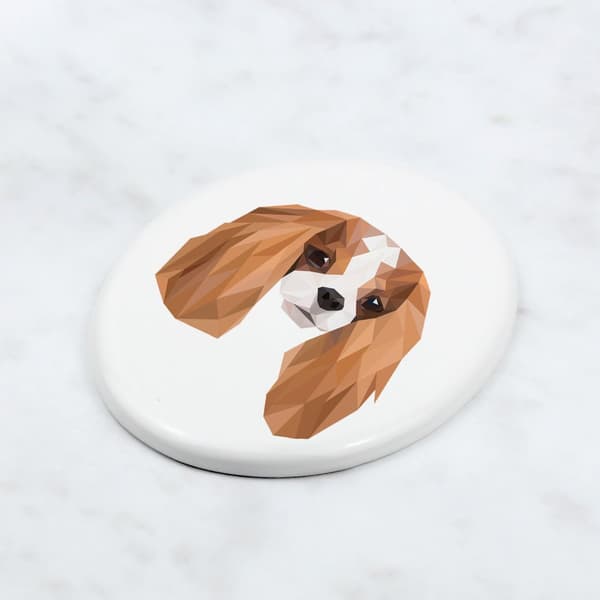 Cavalier King Charles Spaniel - en flise med et foto og en geometrisk inskription af Art-Dog