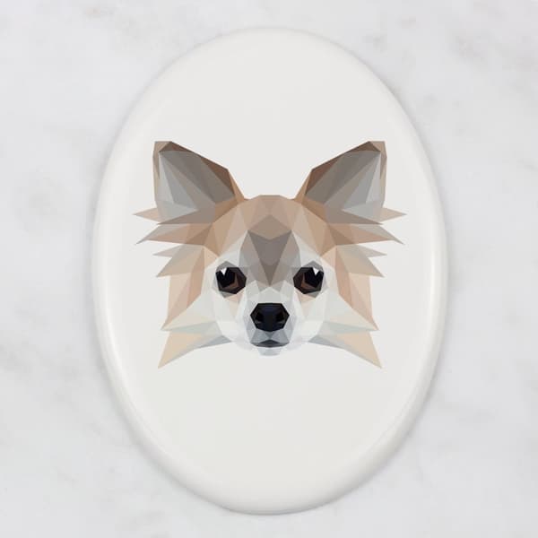 Pitkäkarvainen Chihuahua - levy valokuvalla ja geometrisella kirjoituksella Art-Dogilta