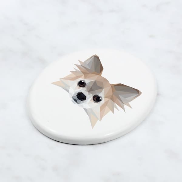 Pitkäkarvainen Chihuahua - levy valokuvalla ja geometrisella kirjoituksella Art-Dogilta