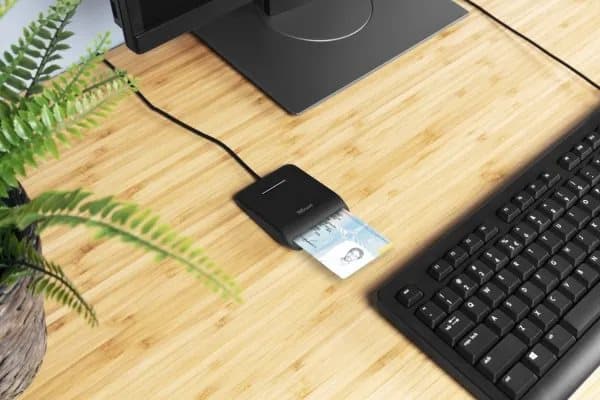 Trust Primo läsare smarta kort inomhus USB CardBus+USB 2.0 Svart Svart