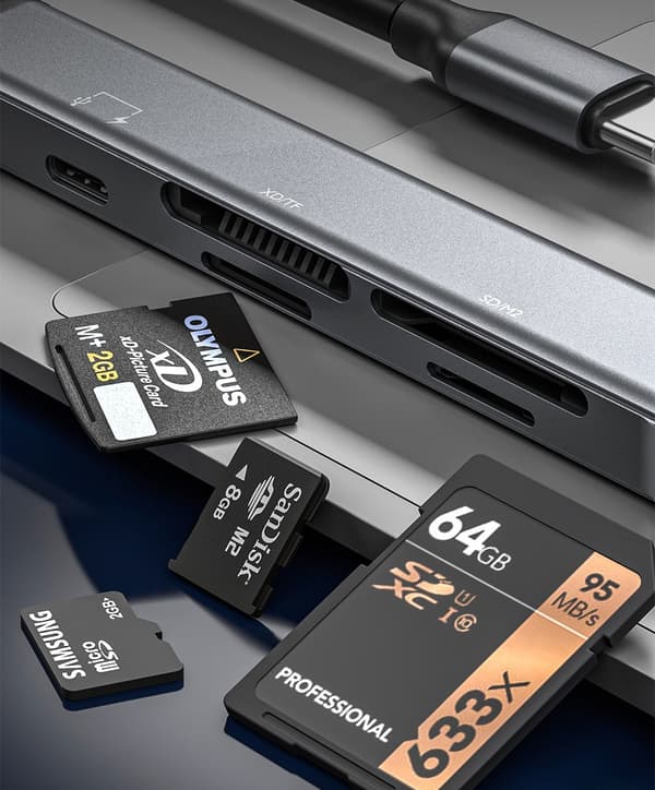 NÖRDIC Lightning Kortläsare 4 Slot SD, MicroSD, MS, M2 1xUSB-A 3.0 1xLightning-laddning UHS-I