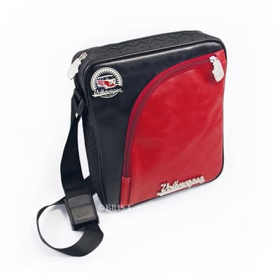 BRISA VW Collection - Volkswagen Bus T1 Camper Van Transporter Olkalaukku Tablet PC: lle (Faux Leather & Tire Tread Edging - Vintage Logo/Red&Black)