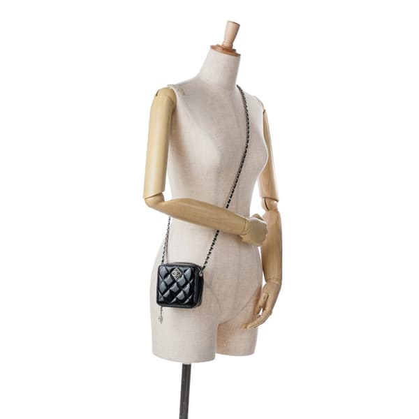 Pre-owned Chanel CC Quilted Patent Diamond Resin Clutch With Chain Black