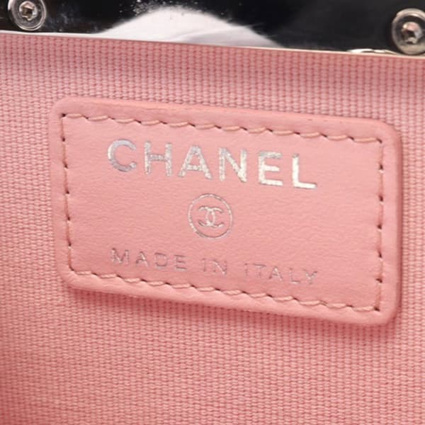 Pre-owned Chanel Lambskin and Acrylic Kiss Clutch with Chain White