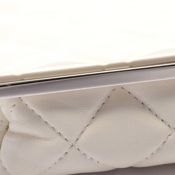 Pre-owned Chanel Lambskin and Acrylic Kiss Clutch with Chain White