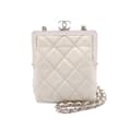 Miniatyrbillede 1 af 7: Pre-owned Chanel Lambskin and Acrylic Kiss Clutch with Chain White