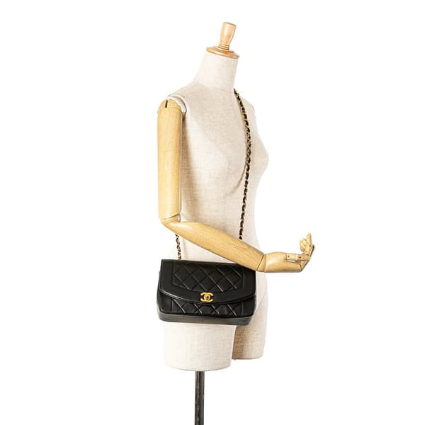 Pre-owned Chanel Medium Lambskin Diana Flap Black