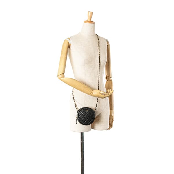 Pre-owned Chanel CC Quilted Caviar Round Clutch With Chain Black