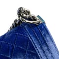 Pikkukuva 9 / 10: Pre-owned Chanel Old Medium Quilted Velvet Boy Flap Blue