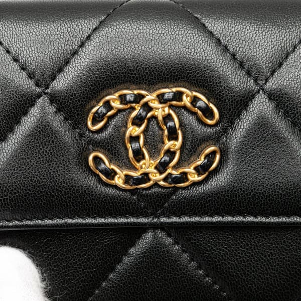 Pre-owned Chanel Quilted Lambskin Chanel 19 Card Holder On Chain Black